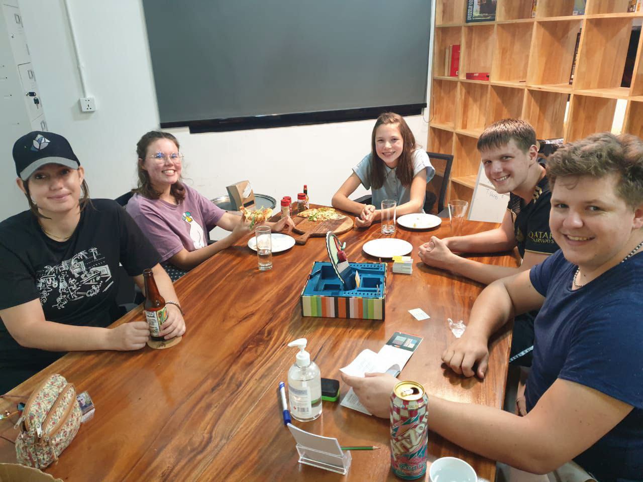 Pizza & Play Sundays